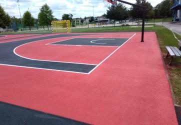 Marquage au sol de 4 terrains de basketball 3x3, coloration en rouge et noir.