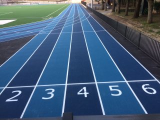 Traçage des numéros de couloirs d'une piste d'athlétisme sur sol en caoutchouc