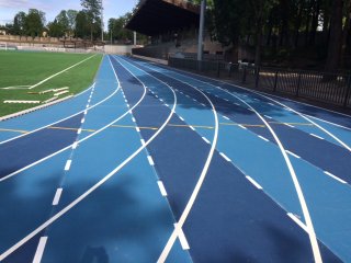 Traçage d'une piste d'athlétisme sur sol MONDO caoutchouc