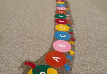 thermocollé chenille alphabet dans une école