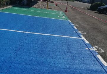 marquages au sol de places PMR en fond bleu