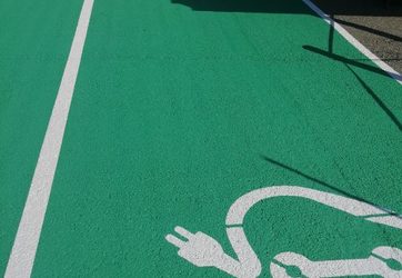 Marquages au sol de places véhicules électriques