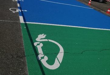 Marquages au sol de places pour véhicules électriques 