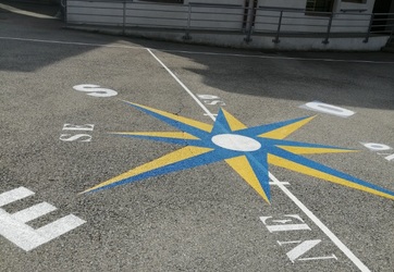 Marquage au sol d'une rose des vents dans une école