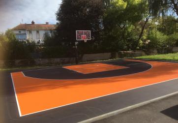 Traçage d'un terrain de basket ball 3x3 en résine, couleur orange et noir Loire 42 St Etienne