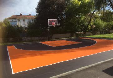 Traçage d'un terrain de basket ball 3x3 en résine, couleur orange et noir Loire 42 St Etienne