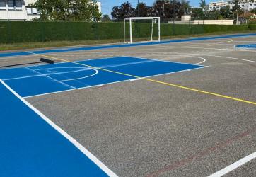 traçage d'un plateau sportif et coloration du pourtour du terrain de basket-ball. Lyon Rhône 69