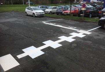 place PMR et passage piéton adapté PMR