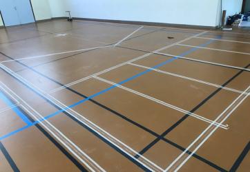 traçage de terrain de boccia dans un gymnase