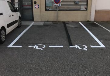 Traçage d'une place de parking PMR et effaçage de l'ancienne  place.