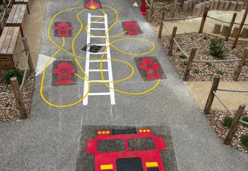 marquages au sol de jeux pompiers en thermocollés dans une école dans le Rhone 69 - conception : LE SENS DU PAYSAGE