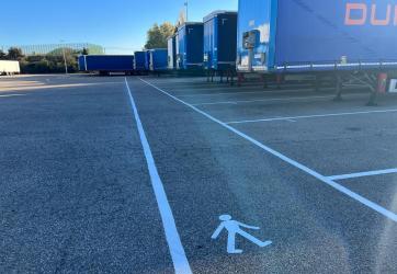 Traçage d'un cheminement piétons sur un site logistique.