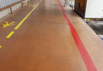 Traçage  d'un cheminement piéton sur un site industriel en extérieur 