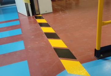 cheminement piéton + zébra sur un site industriel