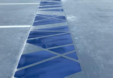 Cheminement piéton spécifique sur un parking privé , Le Gard 69