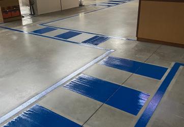 Traçage d'un cheminement piéton sur un site industriel 