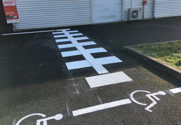 Pose de bandes d'aide à l'orientation sur passage piéton