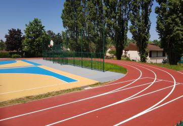 coloration de l'enrobé d'une piste d'athlétisme en rouge 