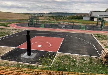 Traçage et mise en couleur d'un terrain de basket et d'une piste