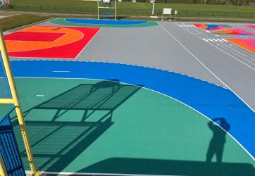 coloration d'un terrain multisport sur sol en enrobé