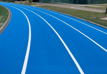 Rénovation d'une piste d'athlétisme : nettoyage, rebouchage des fissures, coloration et traçage de la piste