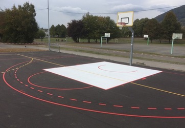Mise en peinture de raquettes de basket-ball