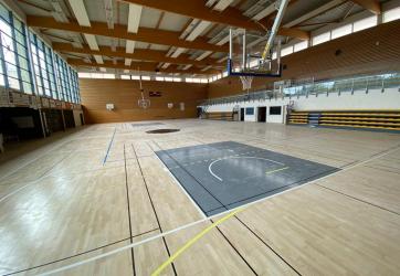 Vernissage d'un parquet en 2 teintes, mate et brillant, coloration des raquettes du basket et du rond central