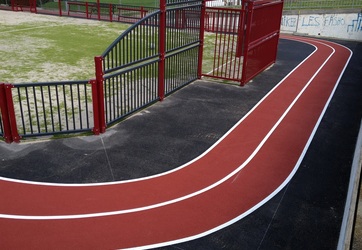 Traçage d'une piste autour d'un terrain multisport en EPDM