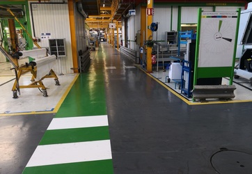 Traçage d'un cheminement en couleur pour piéton en industrie