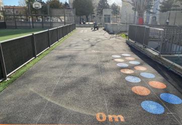 Marquages au sol de design actif : traçage de jeux sportifs