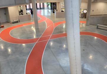 Marquage au sol de design actif dans l'entrée d'un musée - sol en pvc
