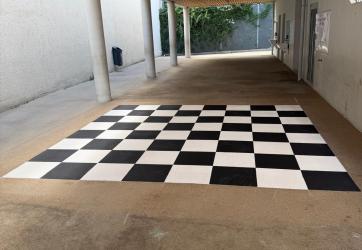 traçage d'un damier dans une école