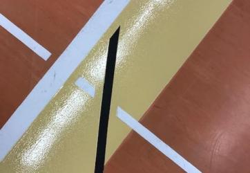 délimitation d'un terrain de volley en colorant une bande sur le pourtour