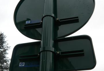 Pose de panneaux de signalisation