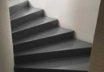 Mise en peinture d'une cage d'escalier interieur d'une copropriété. Ponçage et application d'une résine