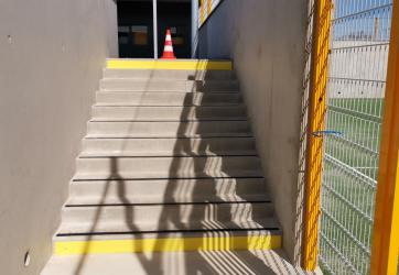 Mise aux normes d'un escalier extérieur : nez de marche, peinture différenciant la premiere et dernière marche.