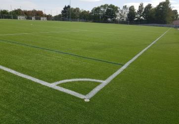 Traçage d'un terrain de foot sur gazon synthétique