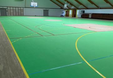 Traçage d'un terrain de handball dans un gymnase