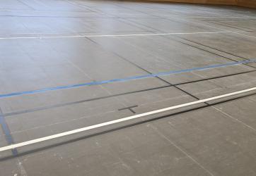 Traçage de terrains de badminton sur sol caoutchouc  Mondo sur un gymnase proche Colmar