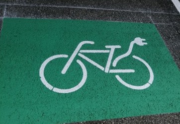 Marquages au sol de places de parking de vélos électriques