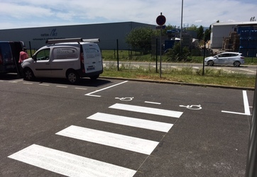 marquage au sol de places de parking PMR