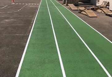 Traçage d'une plateforme en enrobé, coloration en vert de la piste. Marquages sportifs Bourgogne 71