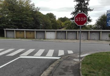Pose de panneau STOP sur voirie et marquage au sol