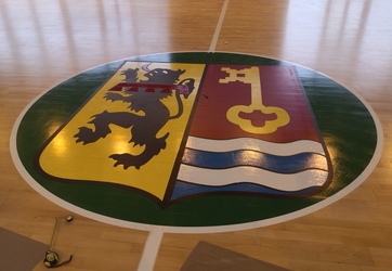 Traçage d'un logo sur sol en parquet