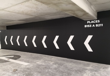 Marquages de signalétiques de direction sur un mur