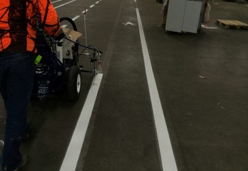 marquage en cours d'un cheminement piéton