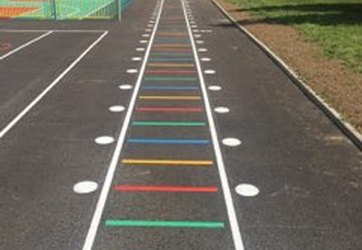 Traçage d'une piste ludique type échelle de rythme dans une école Rhône 69
