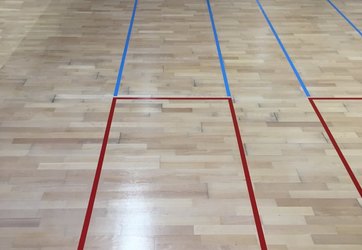 Traçage de pistes d'escrime sur sol en parquet