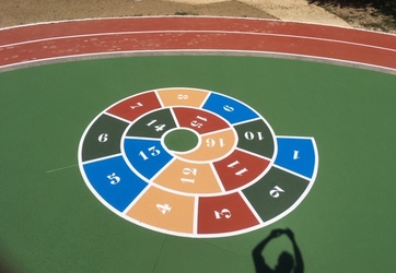 marquage au sol d'une marelle escargot sur un sol peint