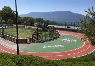 Coloration d'une plateforme multisport, traçage d'une piste et jeux pour enfants
